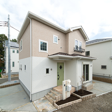 白とブラウンのレンガ調をあしらった あたたかみのあるナチュラル モダン 住協建設